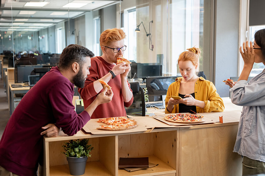 group-of-young-colleagues-in-casualwear-talking-at-W5YQRJL